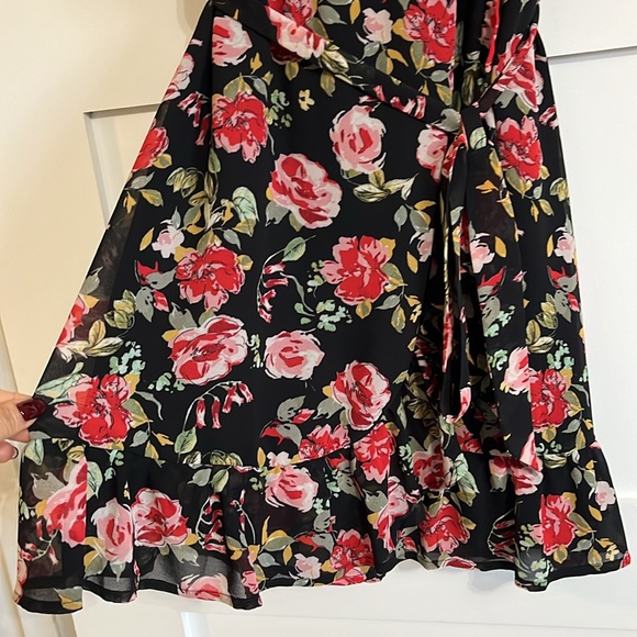 DYNAMITE Romantic Floral Dress - Picture 10 of 15